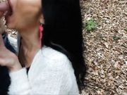 Een volwkonten prostituee wordt gefilmd terwijl ze een pijpbeurt in het bos doet